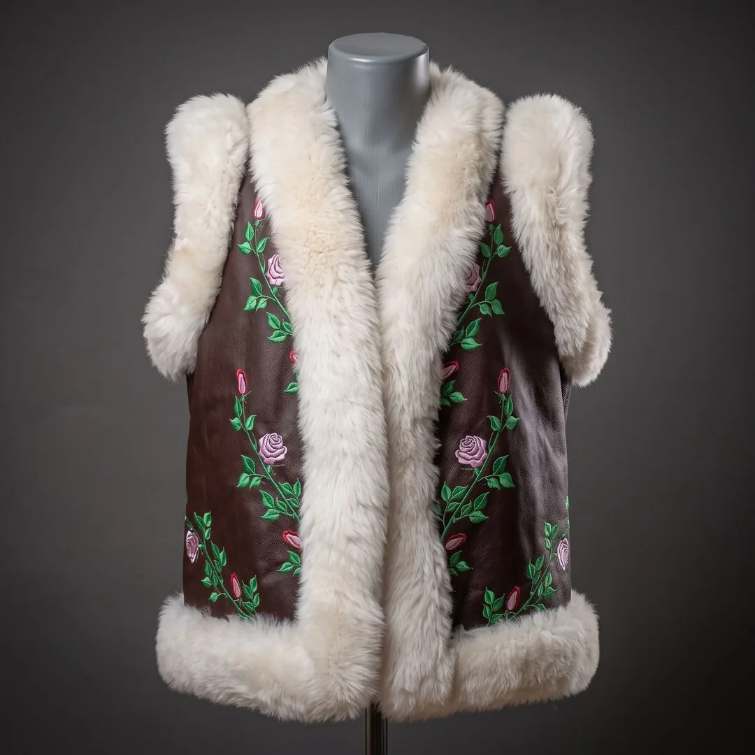 Bundiță din piele vișinie mărginită cu blană de miel crem, cu broderie florală