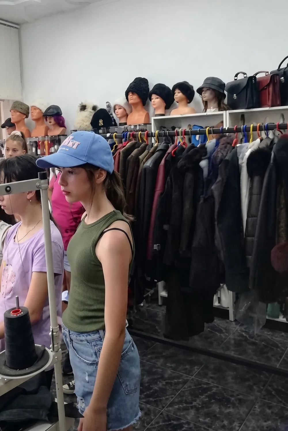 Grupul în showroomul magazinului, printre piesele de blană.