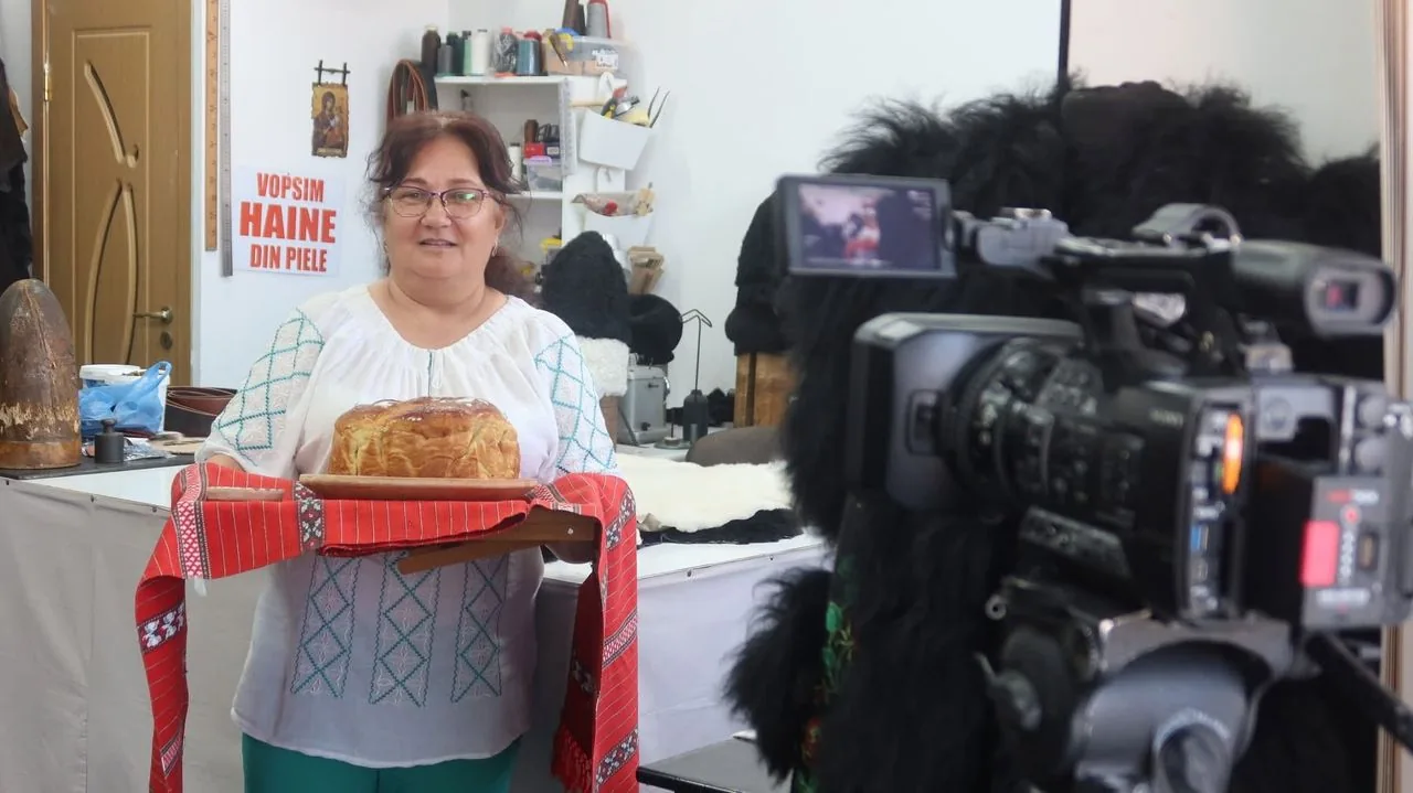 Echipa de televiziune alături de Florin și Viorica Spiridon, proprietarii atelierului.