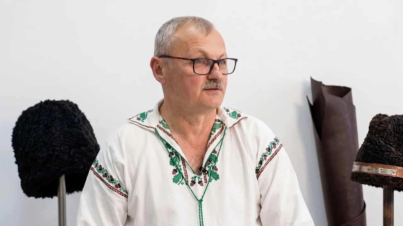Florin Spiridon, în cămașa cu altiță, în atelierul din Brăila