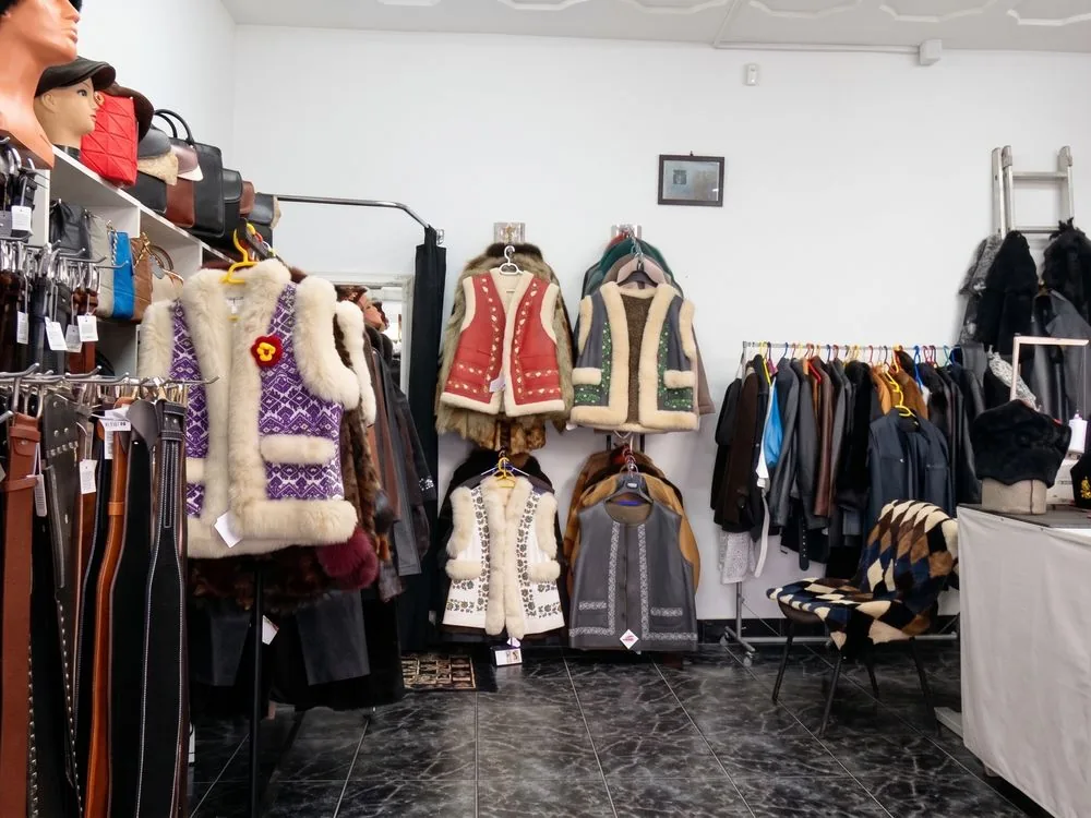 Rafturi de curele și chimire din piele, în magazinul din Brăila