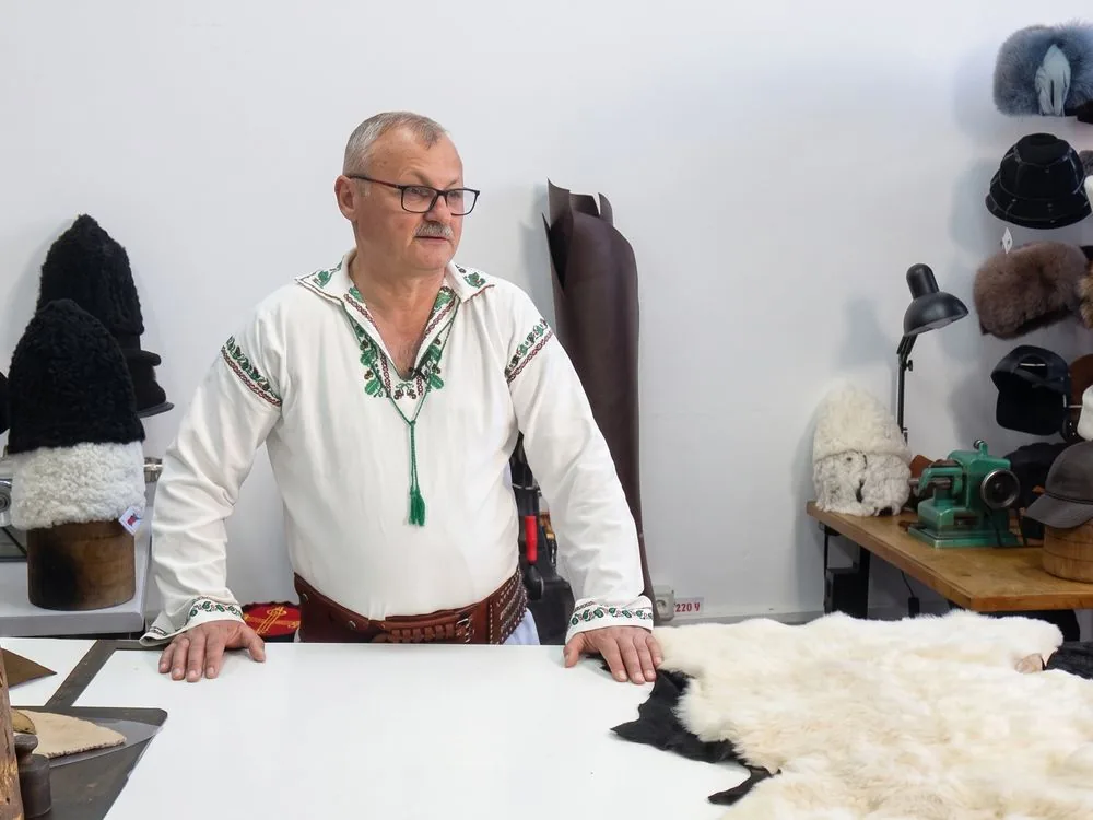 Florin Spiridon la masa de croit din atelier