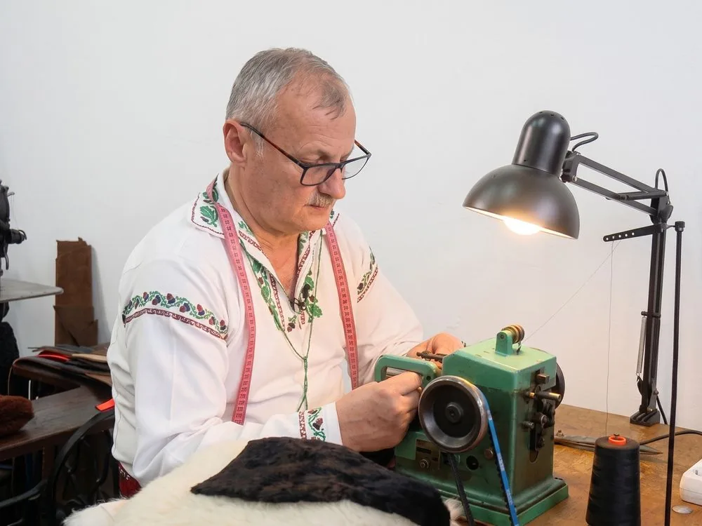 Florin Spiridon lucrând la mașina de blănărie